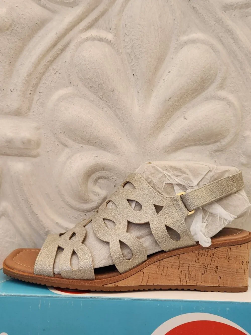 Baretraps Pearl Champane Wedge Sandals. NIB. Size 9